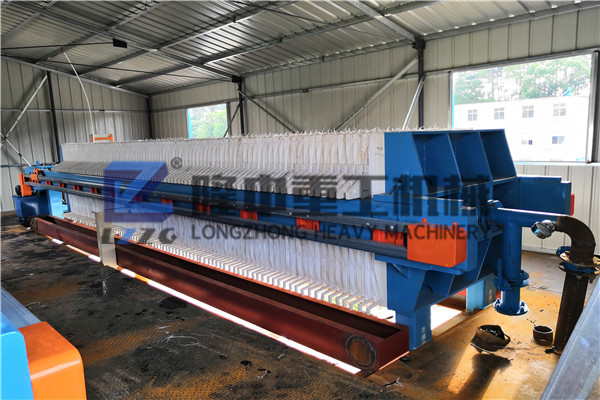 板框壓濾機(jī)設(shè)備廠家--隆中重工帶你分析污泥處理行業(yè)前景