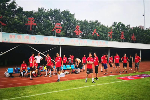 “市長杯”足球聯(lián)賽開幕，隆中健兒們加油！