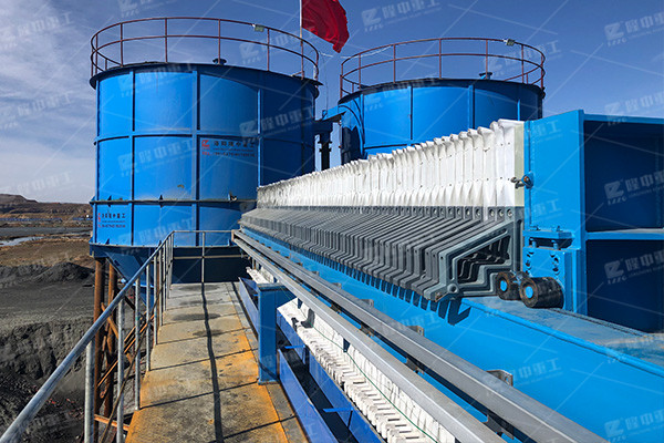 在廂式壓濾機(jī)工作中通常具有幾種液壓油進(jìn)入水中的條件？