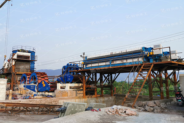 污泥壓濾機(jī)運(yùn)行過(guò)程中，要正確控制運(yùn)行設(shè)備